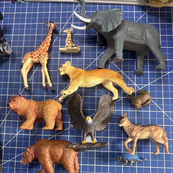 ZOO ANIMAL realistic animal figure bundle 8 pcs Giraffe Bear Lion Eagle Coyote E - Picture 1 of 2